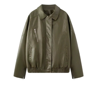 Giacca biker in finta pelle verde oliva con orlo elasticizzato e cerniere, vista frontale