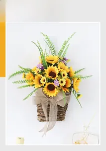 Detail eines Weidenkorbs mit Sonnenblumen, Lavendel und einer Juteschleife