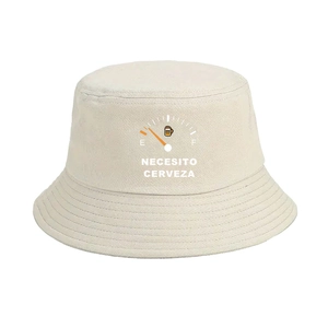 Détail du chapeau bob en toile avec imprimé jauge de carburant et texte créatif