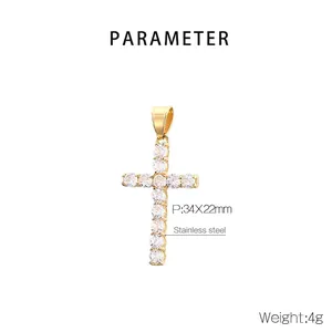 Dettaglio pendente a croce in acciaio inossidabile dorato con zirconi cubici 34x22mm