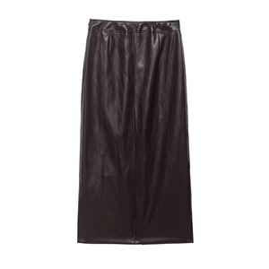 Détail d'une jupe midi en similicuir marron foncé avec taille haute et texture lisse
