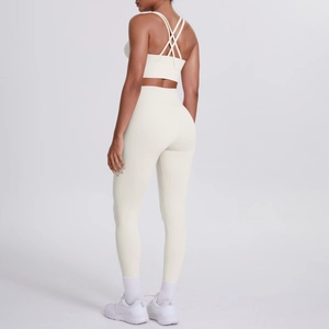 Détail de l'ensemble de sport avec soutien-gorge à dos croisé et legging en tissu brossé crème
