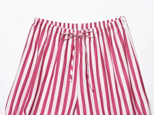 Gros plan du short à rayures rouges et blanches avec taille élastique et cordon de serrage