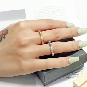Detailansicht der Bambus-Edelstahlringe in Gold und Silber an der Hand des Modells