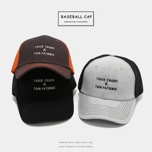 Detail einer Baseballkappe mit Stickerei und atmungsaktivem Mesh-Gewebe für Outdoor-Sport