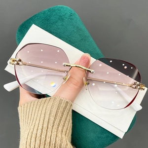 Detail der Katzenaugen-Lesebrille mit rosa Verlaufsgläsern und goldenen Metallbügeln