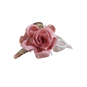 Elegante molletta per capelli con rosa in seta rosa, perle e nastri trasparenti