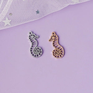 Détail de pendentifs hippocampe en argent et or rose pour la création de bijoux DIY