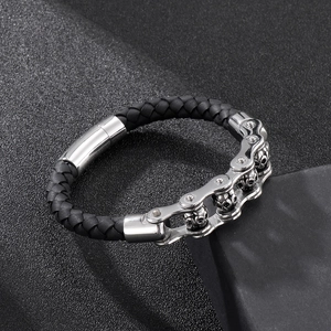 Détail du bracelet punk tête de mort avec chaîne argentée et bracelet en cuir tressé noir