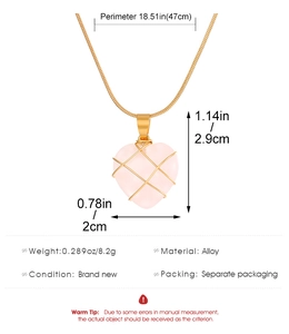 Detailweergave van de roze harthanger ketting met afmetingen en technische gegevens