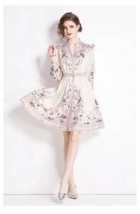 Dettaglio dello scollo a V e della stampa paisley sull'abito vintage con maniche a lanterna