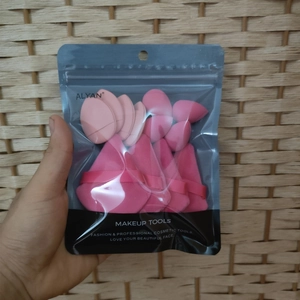 Dettaglio del set di spugnette trucco rosa triangolari e a goccia in busta trasparente