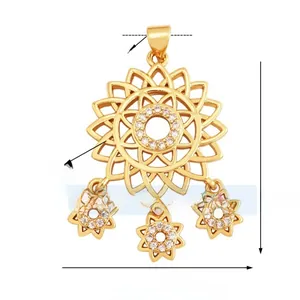 Spécifications de taille d'un pendentif soleil doré mesurant 32 mm par 22 mm de large