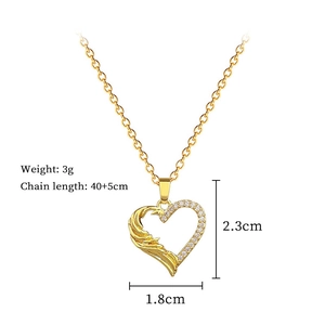 Detailed view of heart pendant with 3g weight and 40+5cm chain length specs