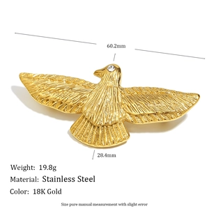 Broche aigle en acier inoxydable plaqué or 18 carats avec des détails de plumes