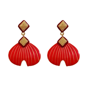 Elegante tropfenförmige Fishtail-Ohrringe in Gold und Rot mit Emaille-Verarbeitung