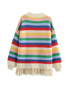 Gros plan détaillé du pull à rayures arc-en-ciel avec franges à glands blanc cassé
