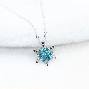 Collier Pendentif Flocon De Neige Alliage Strass Bleu Chaîne De Clavicule Brillante Noël Hiver Bijoux De Mode Pour Femmes