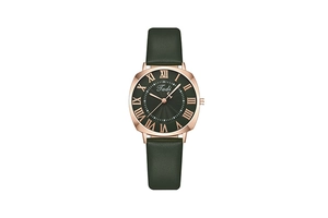 Détail de la montre or rose avec cadran romain vert émeraude et bracelet en cuir