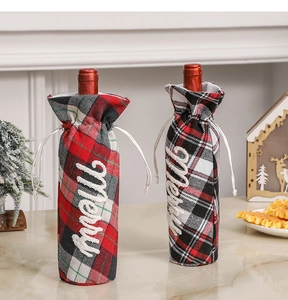 Détail de couvre-bouteilles de vin de Noël à carreaux rouge et noir avec broderie Merry
