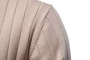 Dettaglio della cucitura della spalla e della maglia a coste di un cardigan beige uomo