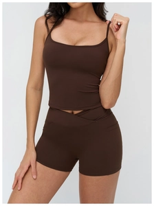 Detail of high-waist crisscross shorts with side pockets in chocolate brown yoga set