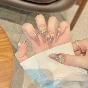 Unghie finte 3D con rose, sfumatura lavanda, perle e strass in forma a stiletto