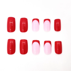 Kit de faux ongles carrés courts rouge French avec finition brillante sur fond blanc