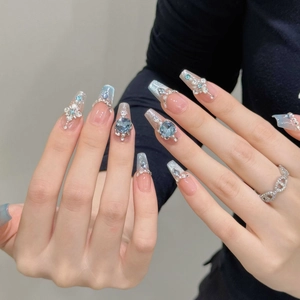 Französische blaue Cat-Eye-Nägel mit Kristallen, Perlen und Silberglitzer-Effekt