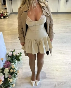 Schickes beiges Spitzenkleid kombiniert mit passendem Trenchcoat und weißen Schleifen-Heels