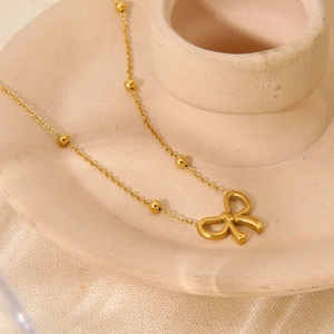 Collier en acier inoxydable plaqué or 18K avec pendentif nœud sur vase céramique