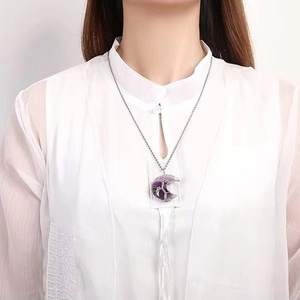 Collier pendentif lune Arbre de Vie avec cristal violet porté sur chemise blanche