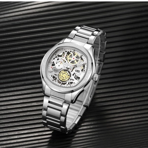 Montre homme en acier inoxydable argenté avec cadran squelette et engrenages apparents