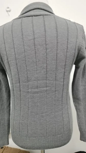Detail der vertikalen Rippstruktur auf der Rückseite des dunkelgrauen Herren-Strickcardigans