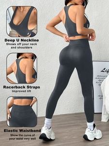 Détail de l'ensemble de yoga gris montrant le dos nageur et la texture de taille côtelée