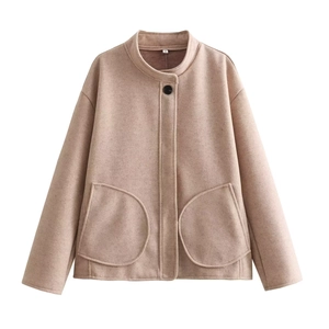 Damen Kurzmantel aus Wollmischung in Rosa mit Stehkragen und Taschen auf weißem Grund