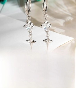 Détails de boucles d'oreilles étoile argentées avec zircon et tableau des tailles