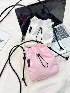 Mini borse a tracolla per cellulare in bianco e rosa con coulisse e lacci regolabili