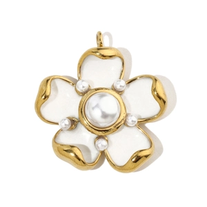 Détail du pendentif fleur doré avec pétales en émail blanc et perle d'imitation centrale