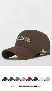 Détail de la broderie de montagne et variantes de couleurs pour cette casquette en coton