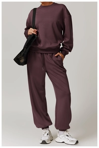 Detail der High-Waist Jogginghose mit Kordelzug und Sweatshirt in tiefem Pflaumenbaumwollstoff