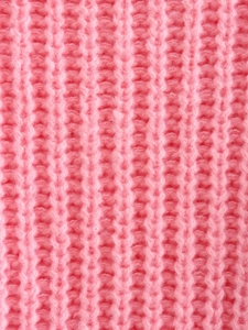 Macro di un maglione rosa in maglia grossa con trama a coste verticali