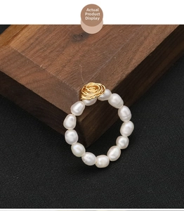 Dettaglio dell'anello di perle d'acqua dolce con rosa in filo d'oro fatta a mano