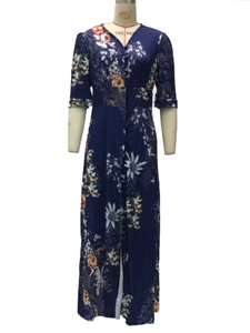 Détail de robe longue à col en V bleu marine avec imprimé floral blanc et orange chic