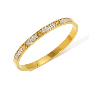 Vue détaillée du bracelet plaqué or 18 carats avec cristaux et motifs de cœurs évidés