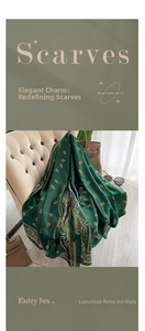 Dettaglio di una sciarpa in raso di seta verde scuro con eleganti motivi paisley