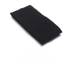 Gros plan sur le bandeau en tricot côtelé noir avec une texture douce