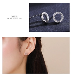 Détail macro et vue portée des boucles d'oreilles rondes en argent s925 avec zircons