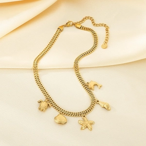 Detail der doppelten Edelstahlkette in 18K Gold mit Schildkröten- und Muschelanhängern