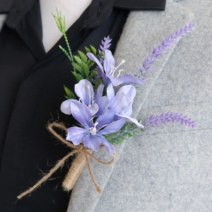Boutonnière con gigli lavanda e fiori viola con corda di iuta su risvolto grigio